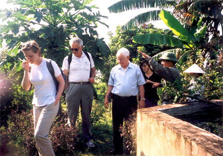 Các chuyên gia trường ĐH Sydney đi thăm vườn cây ăn quả bón phân vi sinh BioGro tại xã Vĩnh Tân - Thanh Hóa
