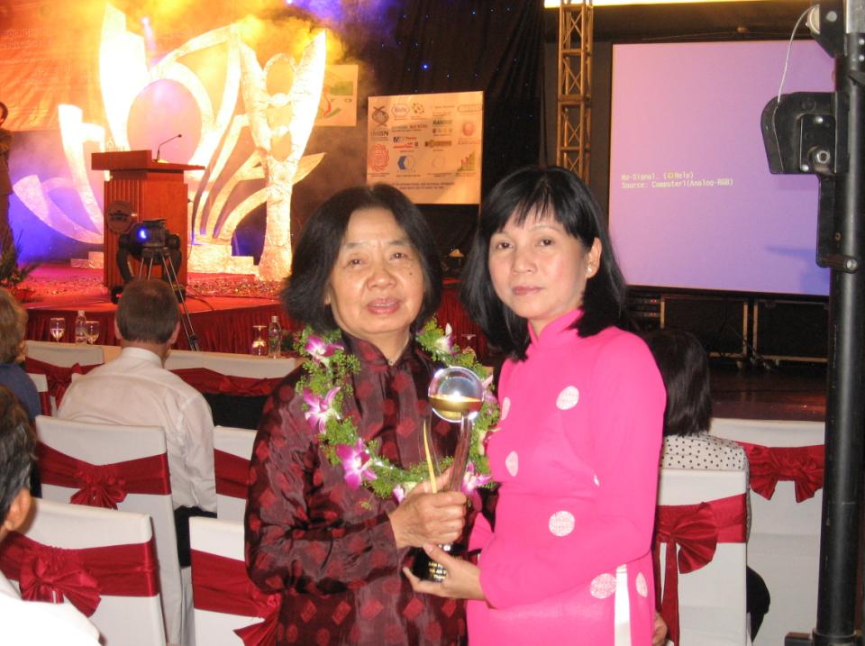 PGS.TS Nguyễn Thanh Hiền và TS Phan Thị Công trong lễ nhận Giải thưởng Cúp vàng ” Vì sự phát triển Nông nghiệp bền vững” của Hội nghị khoa học toàn quốc diễn ra ngày 15/10/2008 tại Trung tâm Hội nghị Quốc gia.